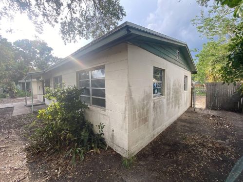 648 4th Pl, Vero Beach, FL 32962-1617