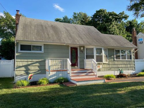 219 39th St, North Lindenhurst, NY 11757-2622