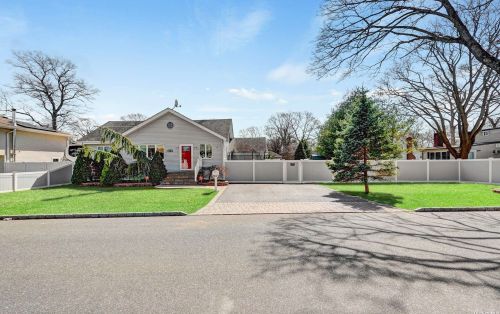 118 Bonaparte Ave, Islip Manor, NY 11751-2530