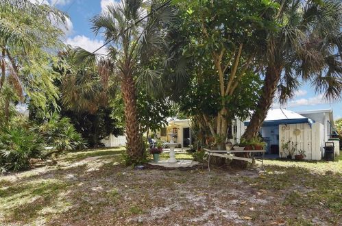 1097 Alhambra Cir, Naples FL 34103-3287 exterior