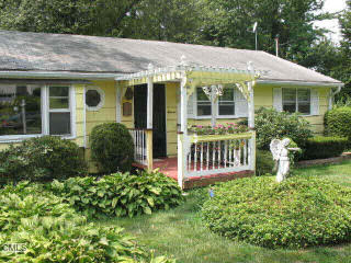 11 Castle Hill Dr, Bethel, CT 06801-1202