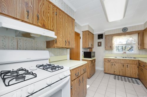 2893 Arnold Ave, Rockville Centre NY  11572-2032 exterior