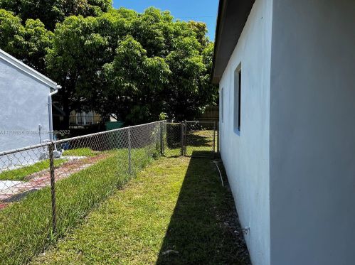 7020 27th Ct, Hollywood FL  33023-3706 exterior