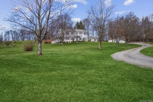 30 Cobblestone Rd, New Hamburg, NY 12590-3975