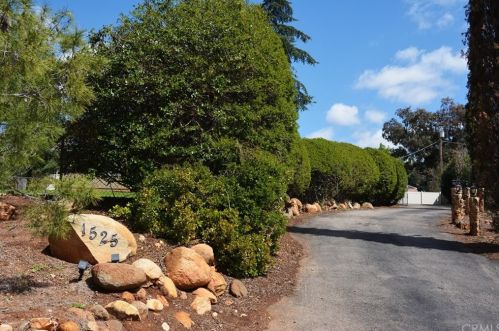 1525 Ramblewood Rd, Alpine, CA 91901-2764