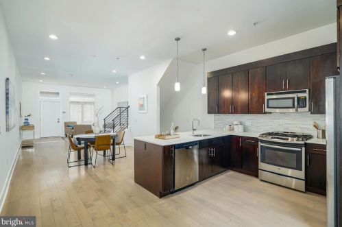 932 8th St, Philadelphia, PA 19147-3943