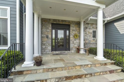 17621 Stonegait Ct, Round Hill VA  20141-2264 exterior