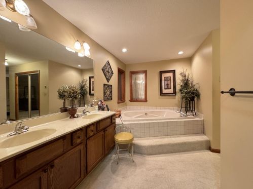 1 Cedar Pt, Newport KY  41076-1743 exterior