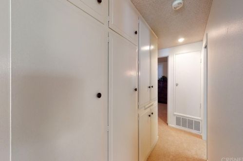18925 Circle Of The Oaks, Santa Clarita CA  91321-1420 exterior