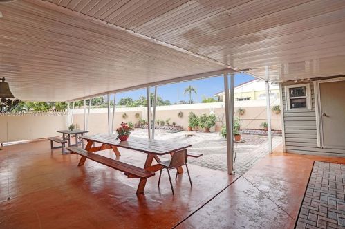 7215 15th Ave, Hialeah FL  33014-3805 exterior