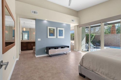 915 Oceo Cir, Palm Springs CA  92264-0330 exterior