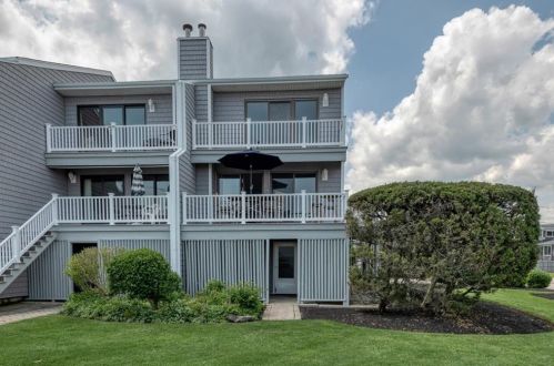 787 Ocean Rd, South Kingstown, RI 02882-1317