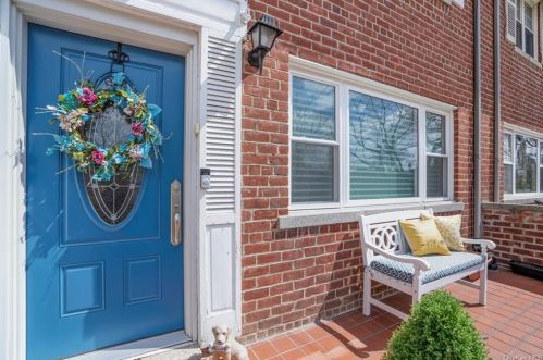 558 Manor Ridge Rd, New Rochelle, NY 10803-2318