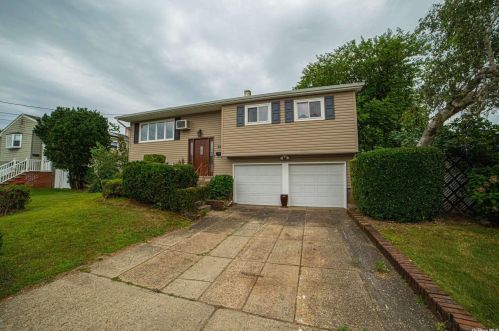 326 Maplewood St, Islip Terrace, NY 11752-2523