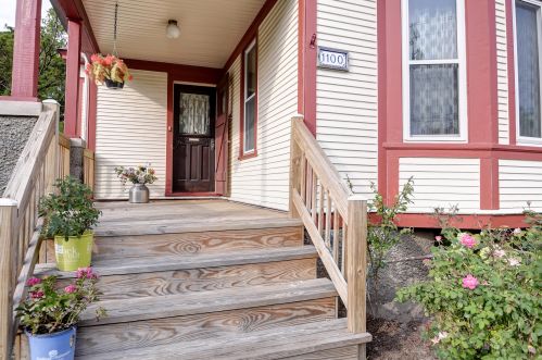 1100 Bender Rd, Milwaukee, WI 53217-4175