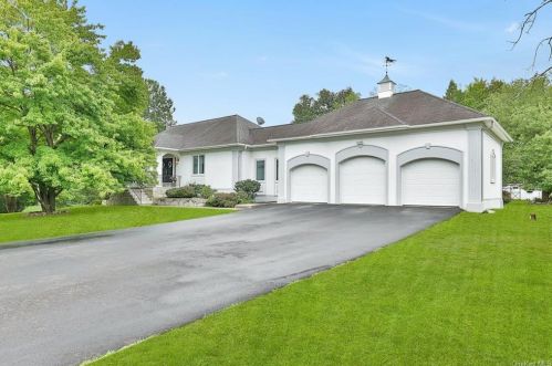 14 Marthas Way, Washingtonville, NY 10992-1054
