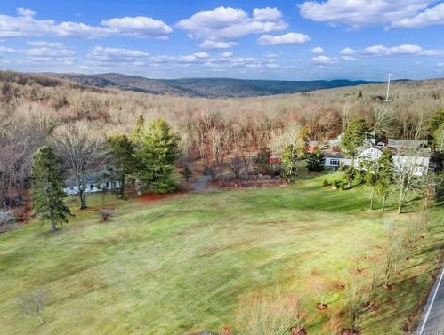 221 Oscawana Lake Rd, Tompkins Corners NY  10579-2600 exterior