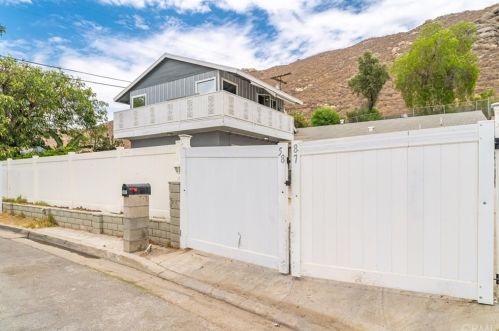 5887 Paramount Dr, Riverside, CA 92509-0806
