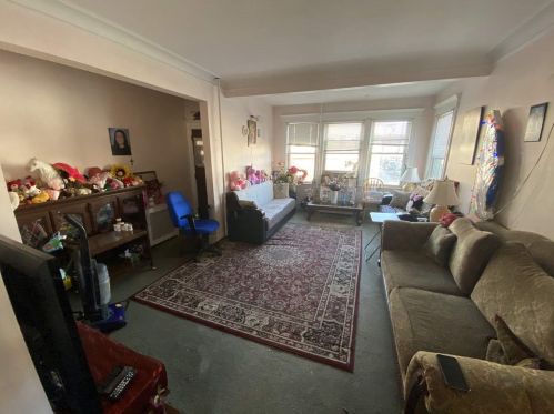 70 6th St, Bayonne, NJ 07002-1112