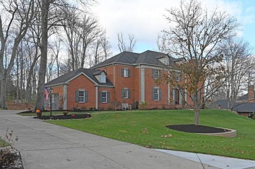 387 Bishopsbridge Dr, Cincinnati, OH 45255-3966