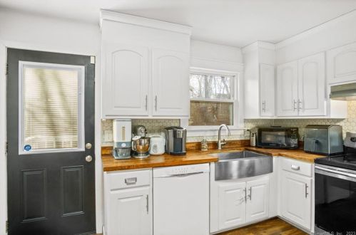 1554 Route 12, Gales Ferry CT  06335-1838 exterior