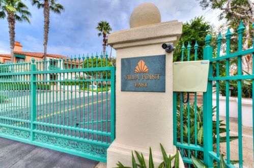 310 Villa Point Dr, Newport Beach CA  92660-6237 exterior