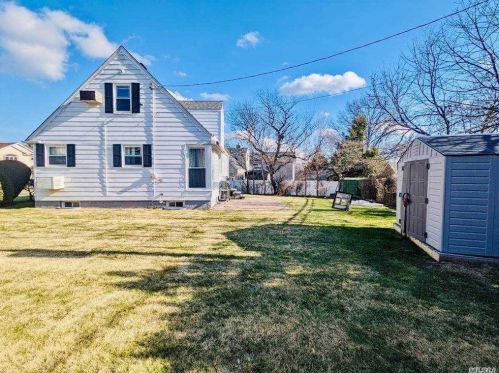 162 Evans St, New Hyde Park, NY 11040-1756