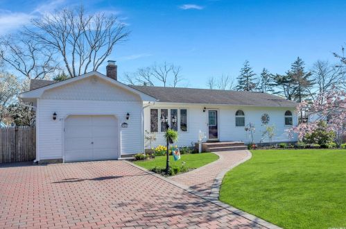 20 Montauk Dr, Bayshore, NY 11706-5423
