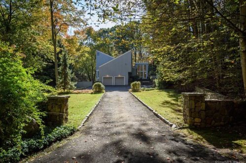 198 Haviland Ln, Stamford, CT 06903-3334