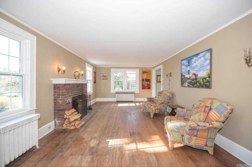 83 Thompson Ave, Babylon NY  11702-3404 exterior