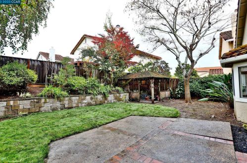 6325 Mt Olympus Dr, Hayward CA 94552-1935 exterior