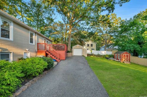5 Wildwood Dr, Scotts Beach, NY 11789-2142