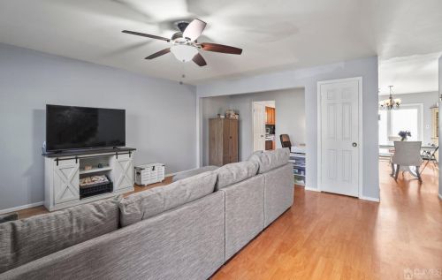 35 Heritage Ln, Perth Amboy NJ  08863-1464 exterior