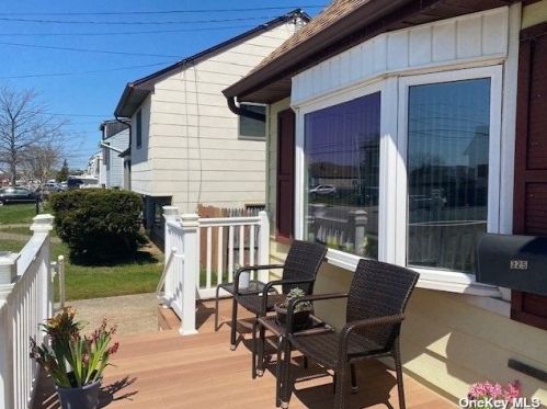 325 East Dr, Copiague, NY 11726-5107