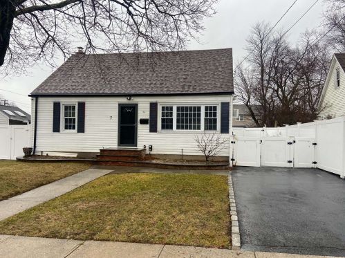 7 Russell Ave, Bethpage, NY 11714-4822