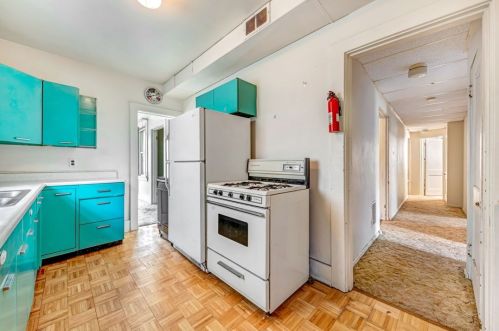 1025 Chartiers Ave, Pittsburgh PA  15220-4852 exterior