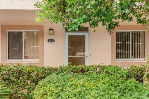 7320 Glenmoor Ln, Naples FL  34104-6748 exterior