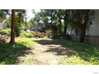 210 Moffitt St, Bridgeport, CT 06606-3944