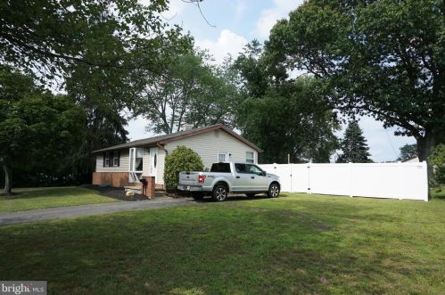 17 Jones Ave, West Deptford, NJ 08096-3733