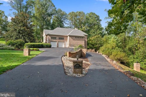 100 Deer Vly Ln, Wilmington DE  19807-1912 exterior