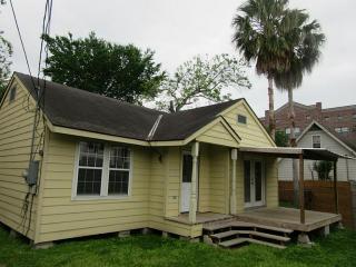 1318 Asbury St, Houston TX  77007-3109 exterior