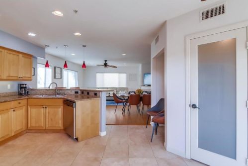 723 Diamond St, San Diego CA  92109-2447 exterior