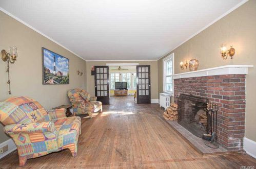 83 Thompson Ave, Babylon NY  11702-3404 exterior