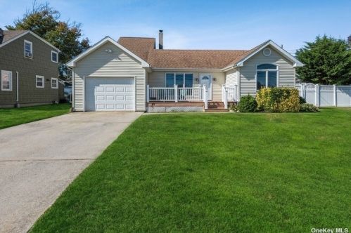 43 Western Concourse, Amityville, NY 11701-4126