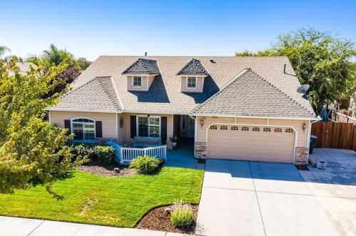 1015 Freedom Dr, Lemoore, CA 93245-9161