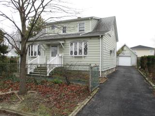 843 Walnut St, North Lindenhurst, NY 11757-5652