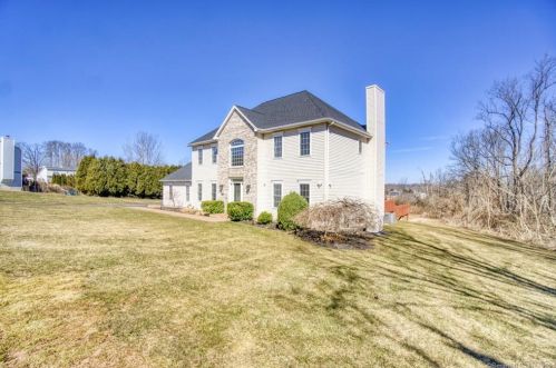 19 Jersey Dr, North Haven, CT 06473-3577