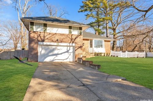 545 Queen St, Westbury NY  11590-1399 exterior