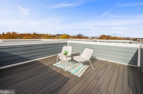 1111 Holbrook Ter, Washington DC 20002-2704 exterior