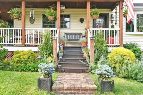 14 Coles Pl, Northport, NY 11768-1207